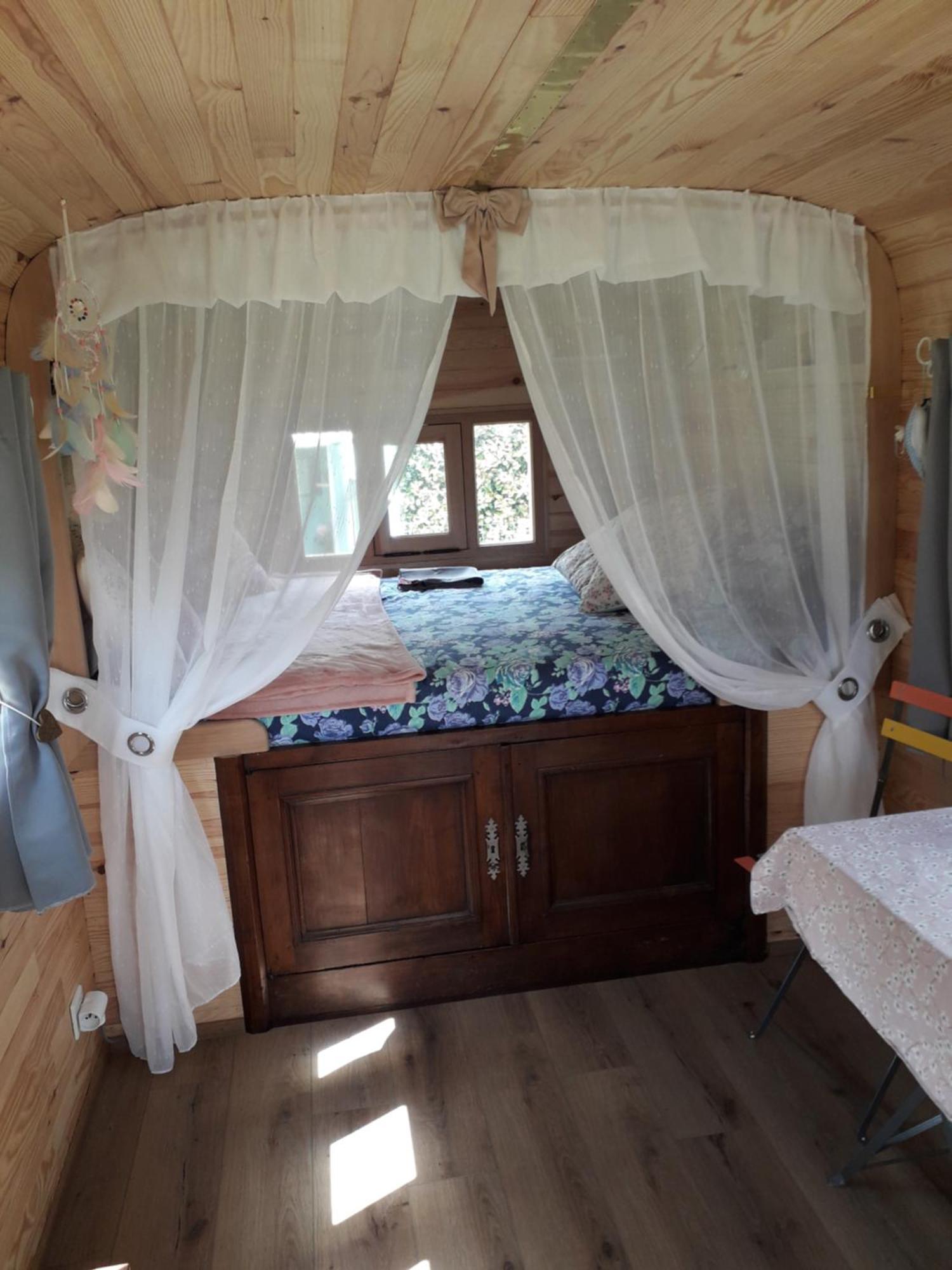 Bed and Breakfast La Roulotte Des Trois Arbres Орадур-сюр-Глан Экстерьер фото